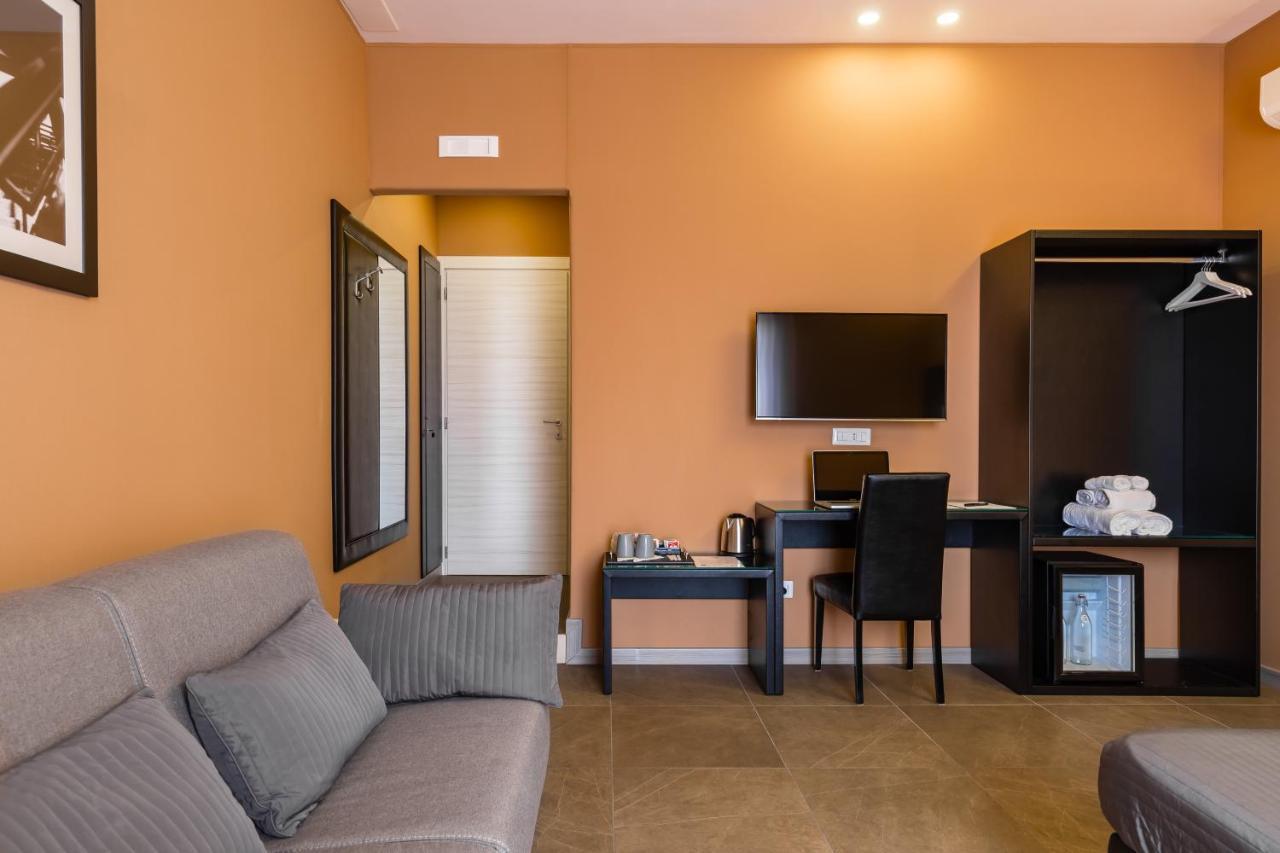 Bh Napoli Railway Hotel Bagian luar foto