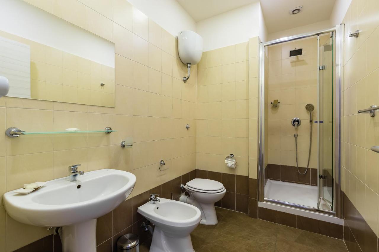 Bh Napoli Railway Hotel Bagian luar foto